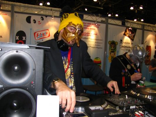 NYCC 09: Scenes from the Convention Floor: Masked Man Spinnin' Some Tunes for the Attendees