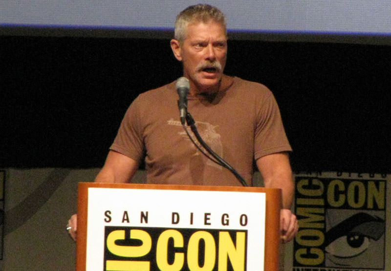 SDCC 09: Stephen Lang gives a rousing speech during the Avatar Panel
