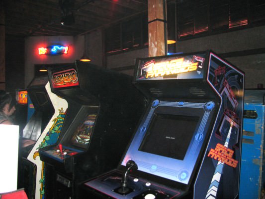 Tron Legacy Viral Campaign: Inside Flynn's Arcade we find a Space Paranoids video game!!