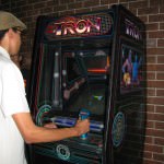 Tron Legacy Viral Campaign: Some dude playing the Original Tron video game