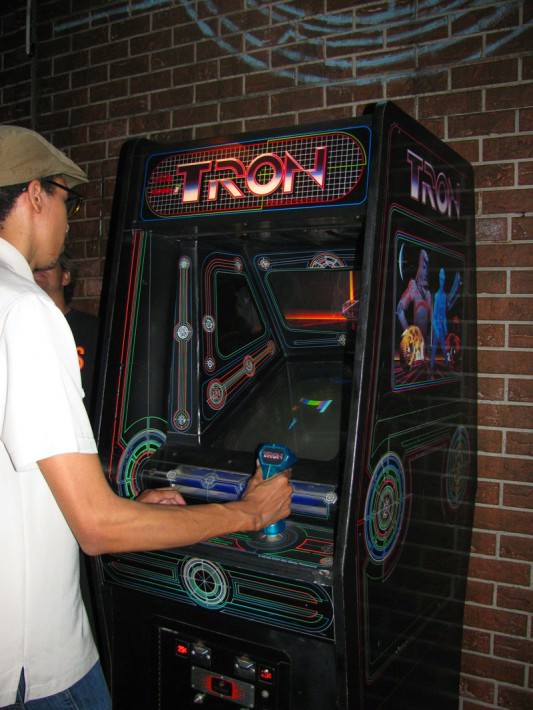 Tron Legacy Viral Campaign: Some dude playing the Original Tron video game