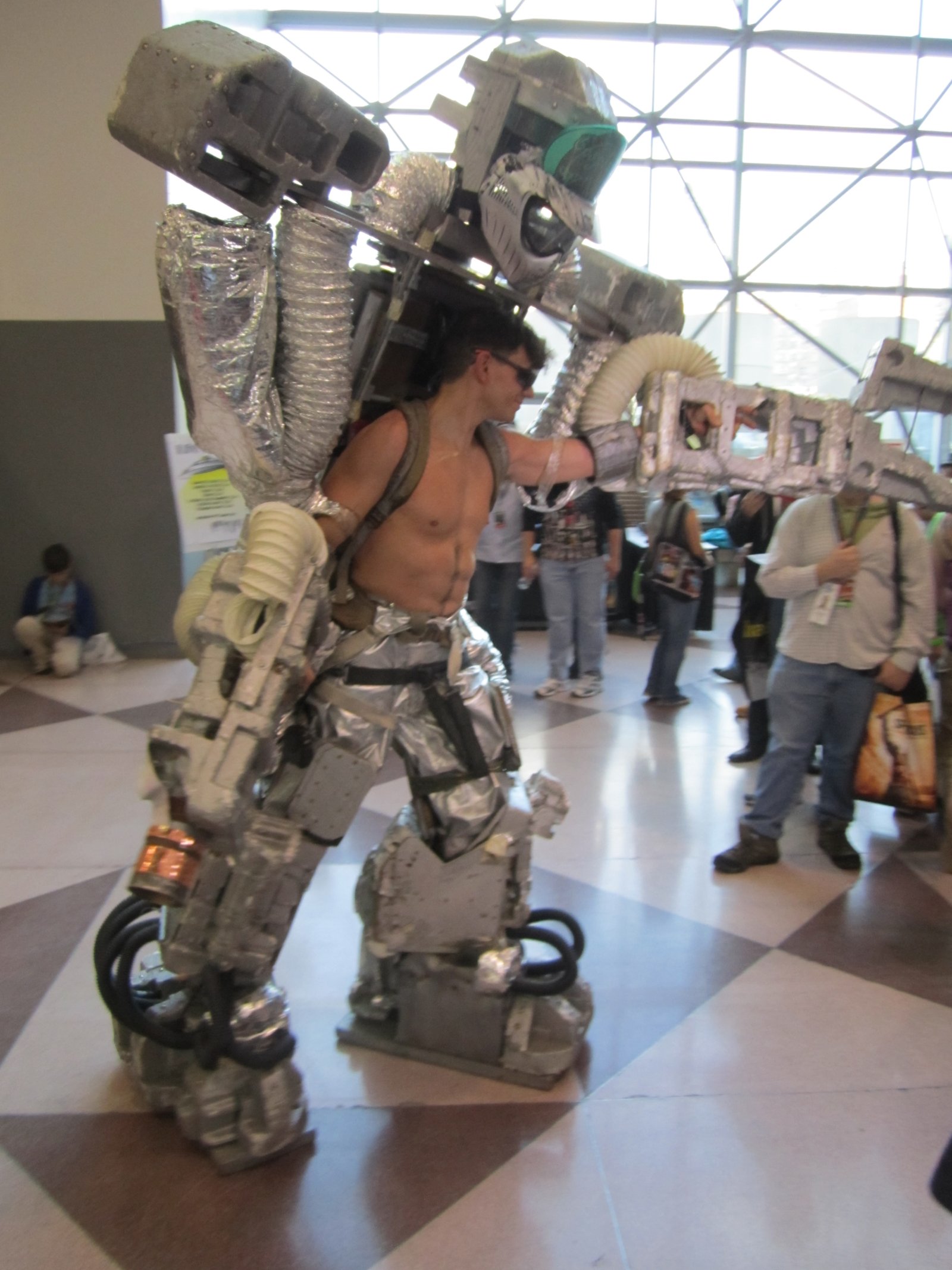 NYCC 2011: Cosplay Photos: Insane Robot Exoskeleton