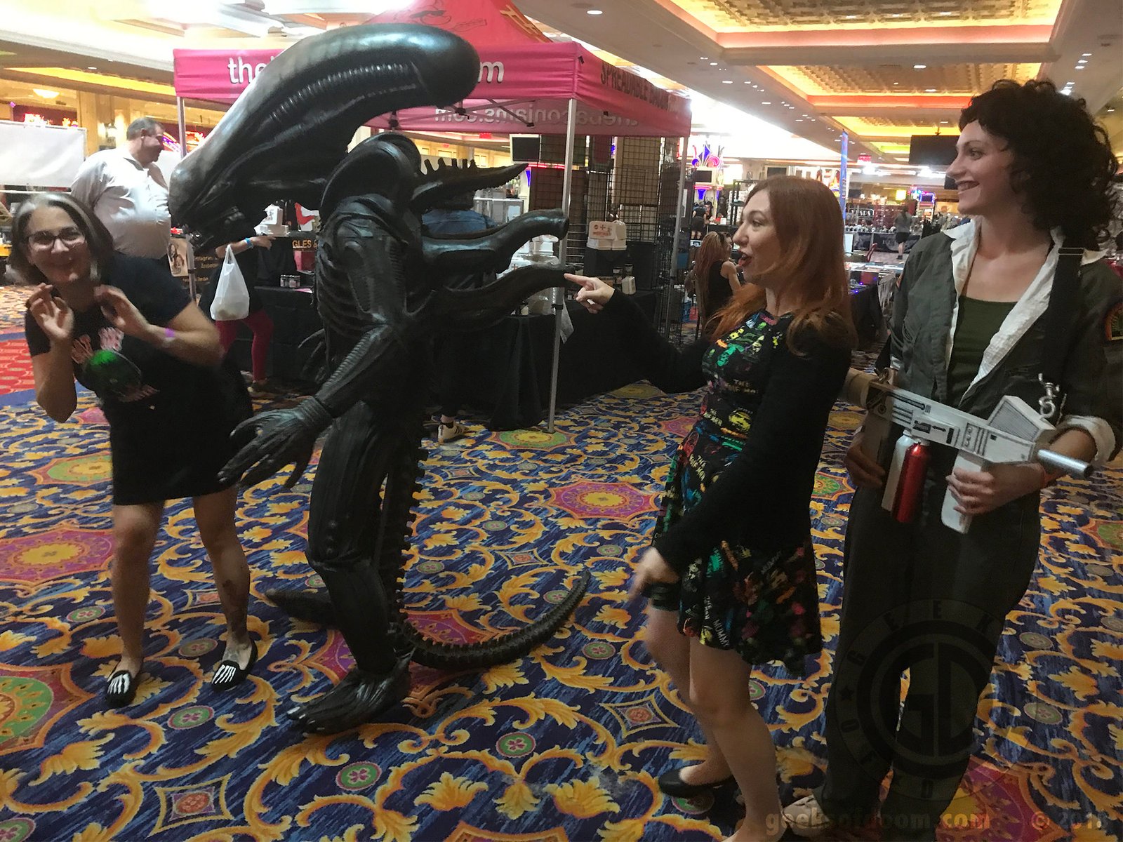 New Jersey Horror Con: Alien Xenomorph and Ellen Ripley Cosplay2000 x 1500